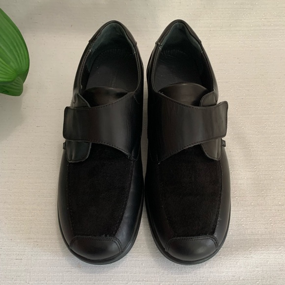 Sensible Black Leather Strap On Comfort Clogs Woman’s 6.5 - Picture 2 of 14